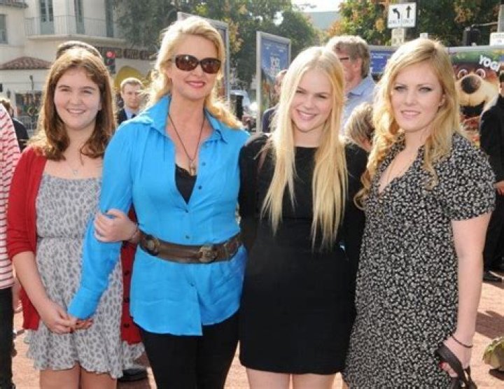 Donna Dixon Kids, Net worth, What is she doing now?