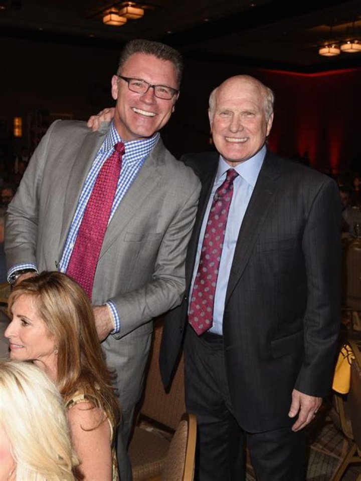 Howie Long Height: Understanding the Physical Attributes of a Football Legend