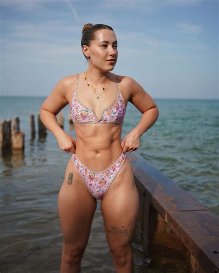 Pineapplebrat Naked: A Deep Dive into Digital Art and Influencer Culture